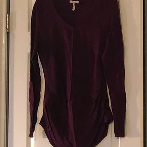 Maternity top with cinched sides